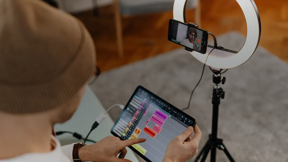 Montage d'une vidéo sur tablette, avec un smartphone fixé sur trépied et anneau lumineux